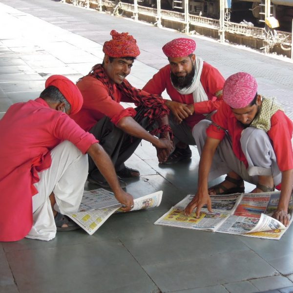 Les coolies en pause à la gare de Jaipur, Rajasthan