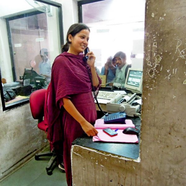 Agent féminine à la gare de Jaipur dans le Rajasthan, Inde