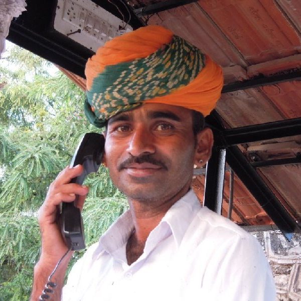 Réceptionniste enturbanné à Pushkar, Rajasthan