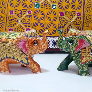 Eléphants en bois peint