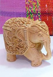 Éléphant sculpté en bois
