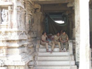 Gardiennes au temple de Tiruchirapeli