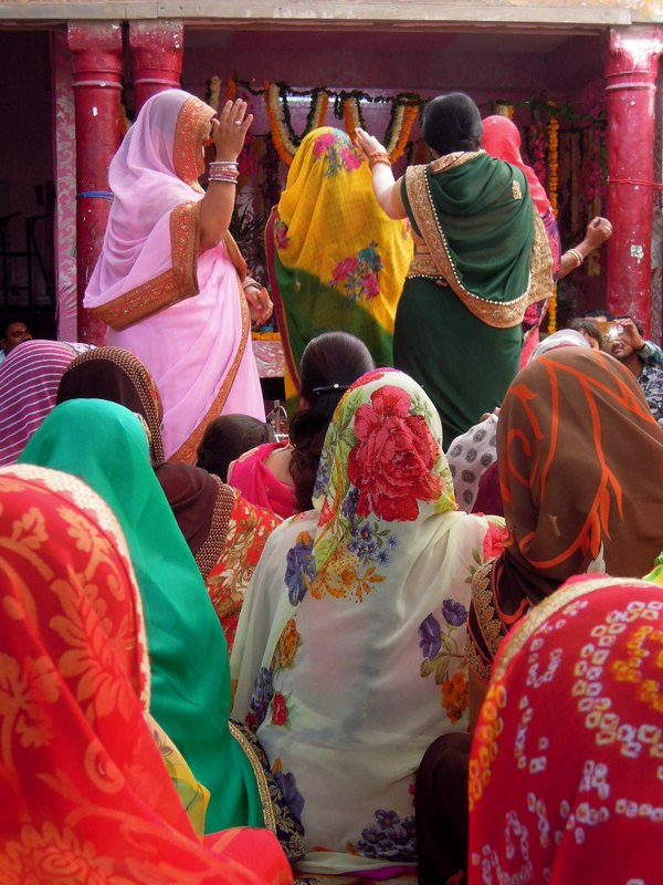 Femmes à la fête des fleurs au Krishna temple Pushkar