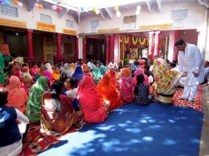 Femmes à la fête des fleurs au Krishna temple à Pushkar