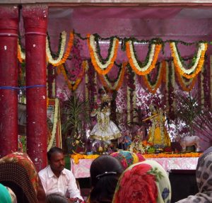 Fête des fleurs au Krishna temple à Pushkar