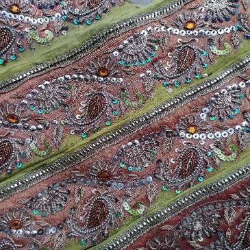 Galon ancien doré sur fond moutarde broderie indienne