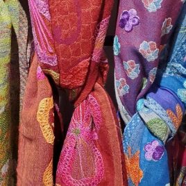 Étoles en laine brodée