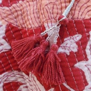 Pompons trousse de toilette corail