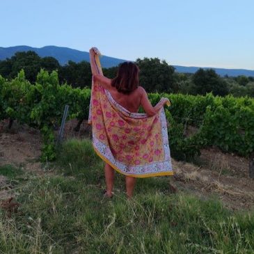 Paréo voile de coton jaune motif floral rose