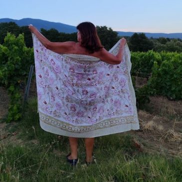 Paréo voile de coton blanc, motif vert et rose