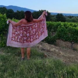 Paréo voile de coton rouge, motif floral jaune et rose