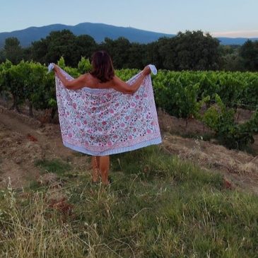 Paréo voile de coton, motif lotus sur fond blanc